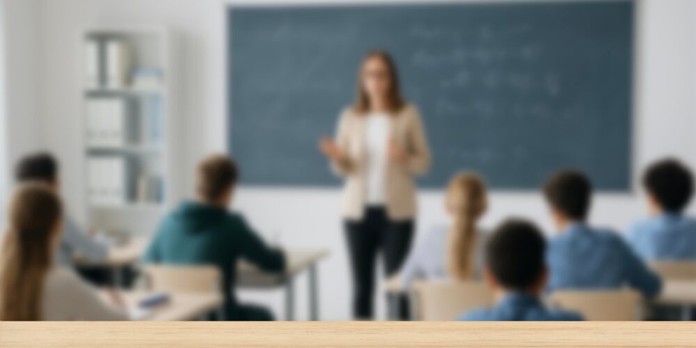 Bildet viser en lærer i et klasserom.