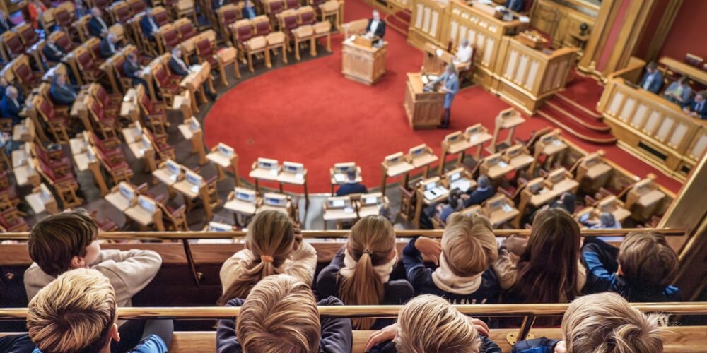 Demokrati. Bildet viser barn på balkongen i stortingssalen.
