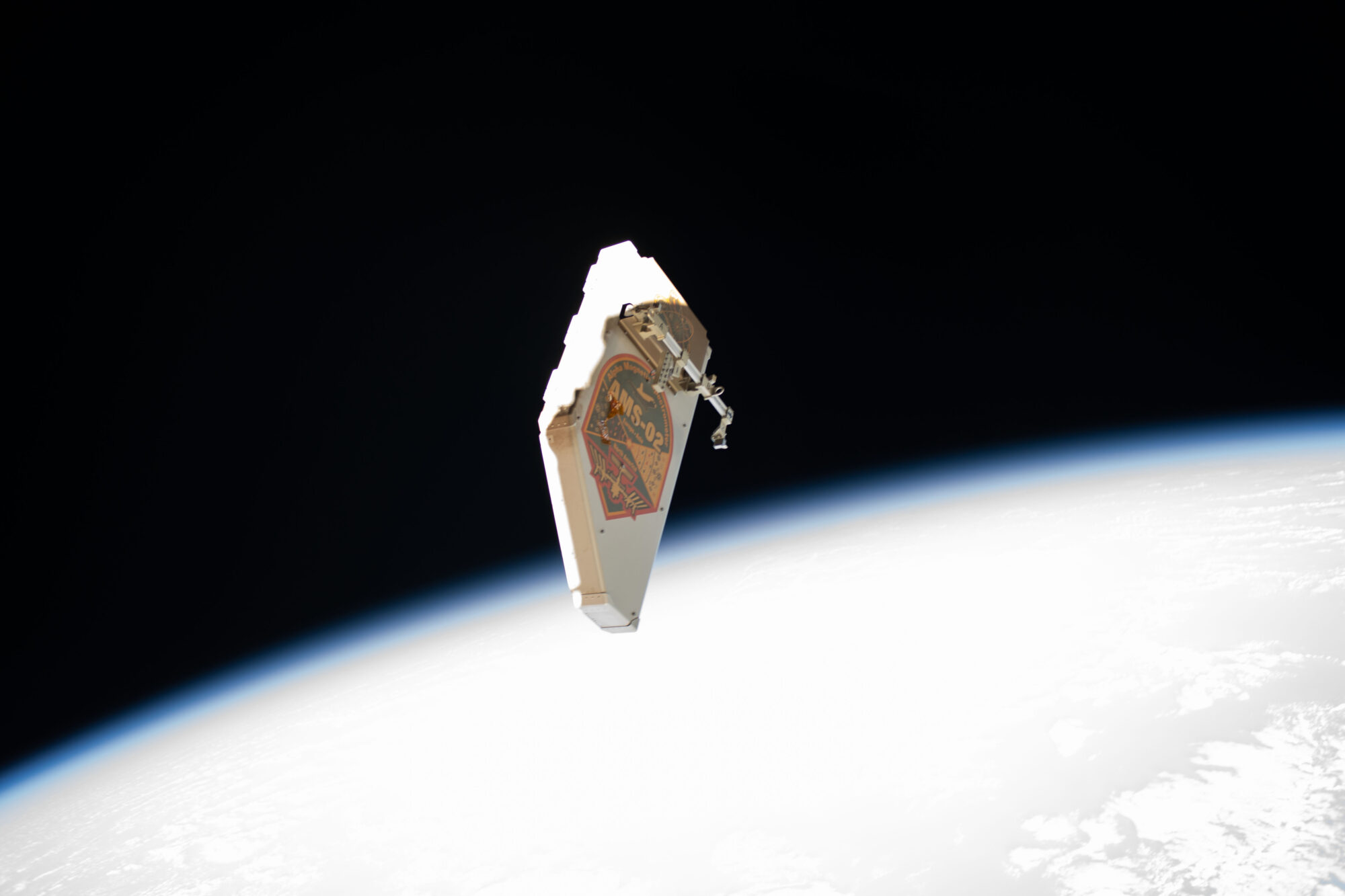 Bildet viser en bit av et skjold som er løsnet og driver vekk fra den internasjonale romstasjonen. Bildet illustrerer en artikkel om satellitter, romfart, og romsøppel. Foto: NASA