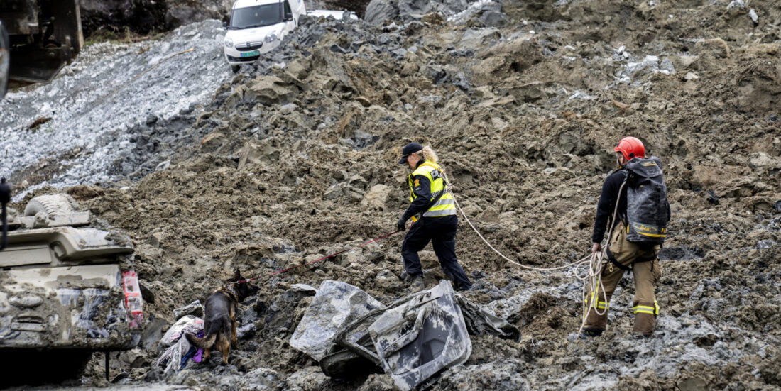 Bilde fra raset over E6 i Hommelvik i 2022. En anleggsarbeider ble begravd i bilen, og bare flaks gjorde at han overlevde, eller at ingen andre ble tatt av raset.