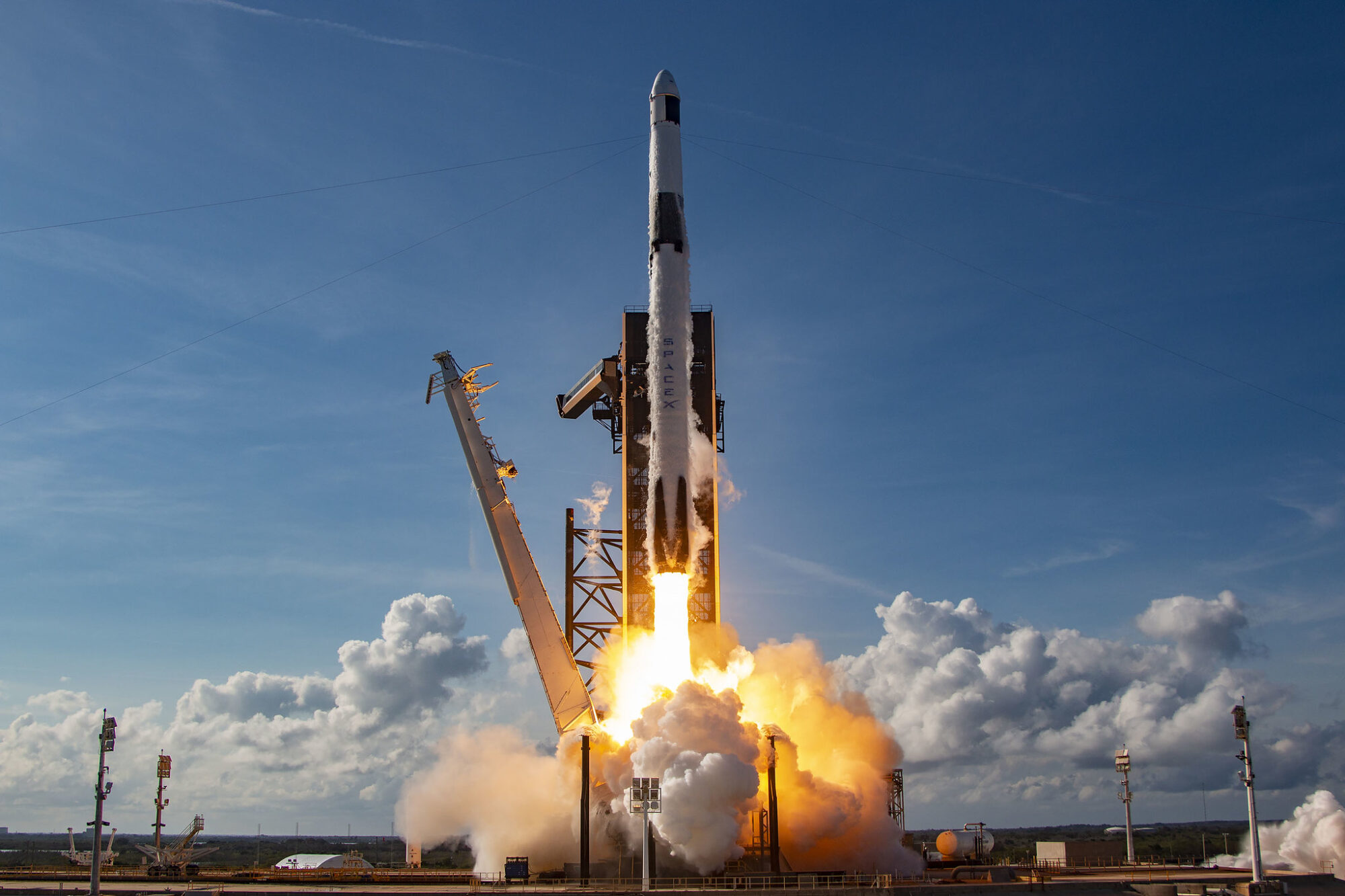 Rakettoppskyting fra Elon Musks SpaceX. Bilde til artikkel om satellitter, romsøppel
