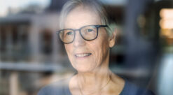 Bilder viser Ragnhild Langli som står bak et vindusrute.
