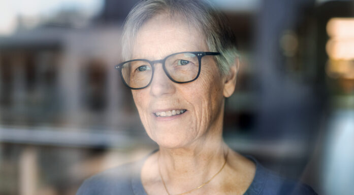 Bilder viser Ragnhild Langli som står bak et vindusrute.