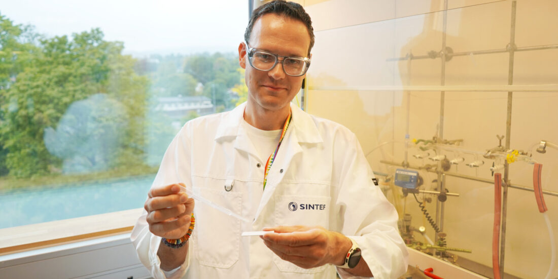 Forsker Christian Karl med det nye materialet i laben hos SINTEF. Foto: William Husby Hoven