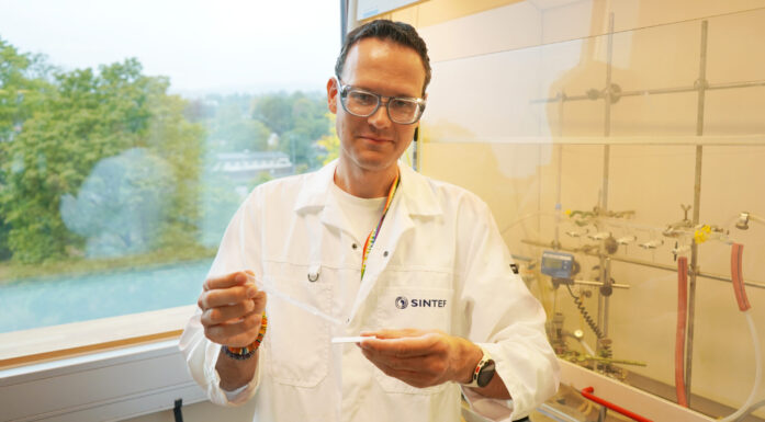 Forsker Christian Karl med det nye materialet i laben hos SINTEF. Foto: William Husby Hoven