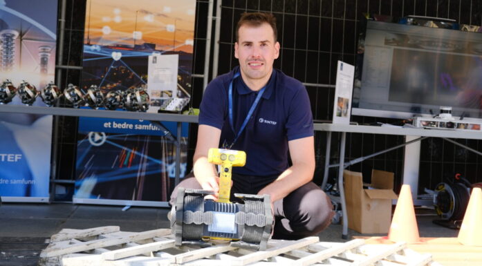 SINTEF-forsker Jan Sramota og redningsroboten under arrangementet Skaperfest i Trondheim. Foto: Emma Sæter