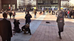 Bilde fra en åpen plass i byen med mange mennesker på (illustrasjon til artikkel om EU EØS).