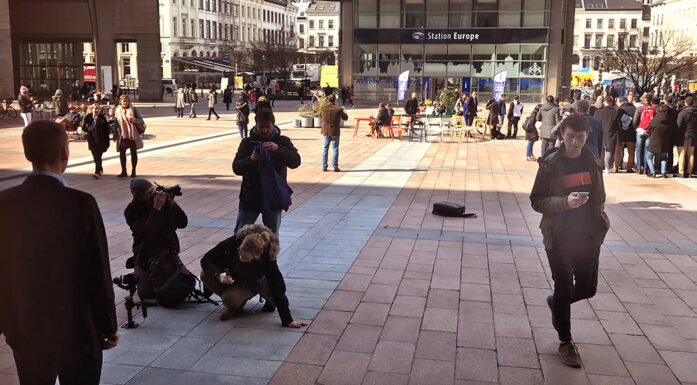Bilde fra en åpen plass i byen med mange mennesker på (illustrasjon til artikkel om EU EØS).