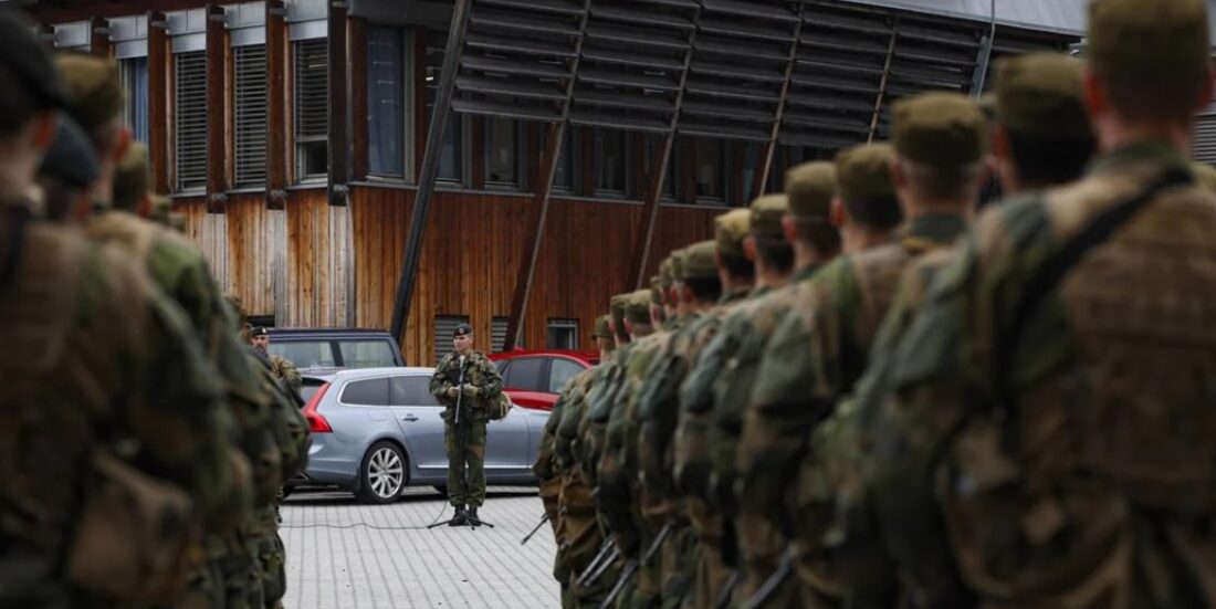 Forsvaret har oppstilling utenfor et moderne bygg.