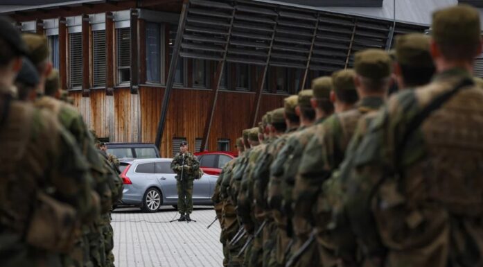Forsvaret har oppstilling utenfor et moderne bygg.