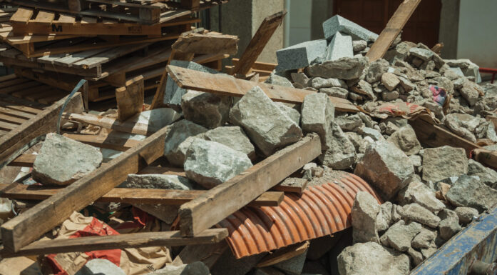 Ulike gyggematerialer fra revet bygg - tre, stein og betong