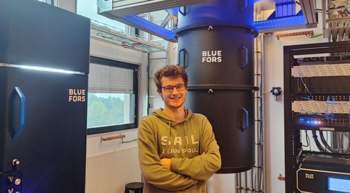 Kvantebiter. Bildet viser Jacob Benestad i laboratoriet ved Københvns Universitet.