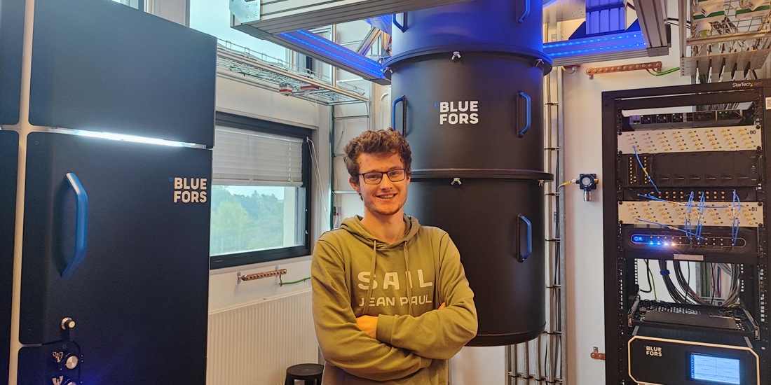 Kvantebiter. Bildet viser Jacob Benestad i laboratoriet ved Københvns Universitet.