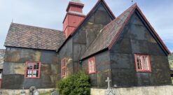 Dovre kirke, oppført som laftet korskirke 1736. Kirken fikk nytt tårn og skiferkledning på 1840-tallet. Skifertak og -kledning kan være over 180 år gammel. Her ser vi sørlig del med markant rustdannelse. Foto: Lisbet-Ingrid Alnæs