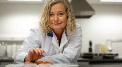 Røykaroma. Bildet viser universietslektor Lene Waldenstrøm med laks.