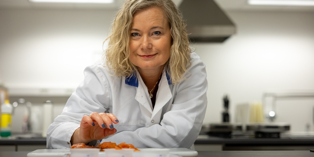 Røykaroma. Bildet viser universietslektor Lene Waldenstrøm med laks.