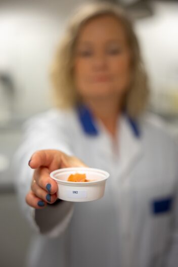 Røykaroma. Bildet viser Lene Waldenstrøm som byr frem et beger med laks.