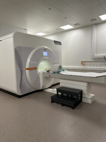 Hjernen: Forskerne ved Kavli-senteret har brukt den nye 7T MR-maskinen ved St. Olavs hospital i studien. Maskinen, som kom på plass i 2019 til en prislapp på nær hundre millioner kroner, er den eneste av sitt slag i Norge. Den er laget for å kunne ta bilder av hjernen med langt høyere oppløsning enn det man kan med vanlig MR. – Med denne maskinen kan vi zoome inn og se på små strukturer, som man ikke kan se med andre MR-maskiner, sier forsker Maryam Ziaei. Foto: Knut Nordlid