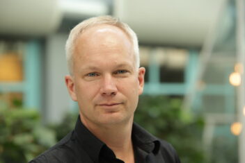 Portrett blond kortklipt mann. Bilde til sak om strømforbruk, kunstig intelligens KI og datasenter, 