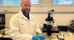 Ruben Lien Johansen i laboratoriet hos SINTEF. I hånden har han et vannrør i kobber.