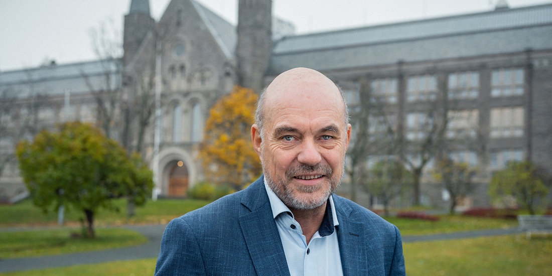 Bildet viser Bernt Erik Saether foran hovedbygningen ved NTNU.