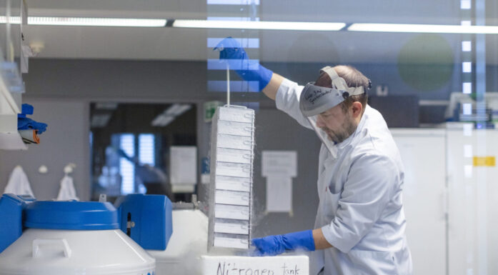 Forsker Atle van Beelen Granlund fryser ned pasientprøver. CAG-IBD har flere store IBD biobanker, inkludert biobank med organoider, som oppbevares i store tanker med flytende nitrogen. Foto Janne Amalie Svit