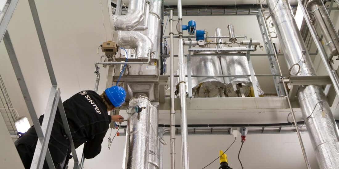 Pilotanlegget til SINTEF skiller ut CO₂ fra en røykgass – altså en blanding av luft og CO₂.