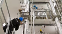 Pilotanlegget til SINTEF skiller ut CO₂ fra en røykgass – altså en blanding av luft og CO₂.
