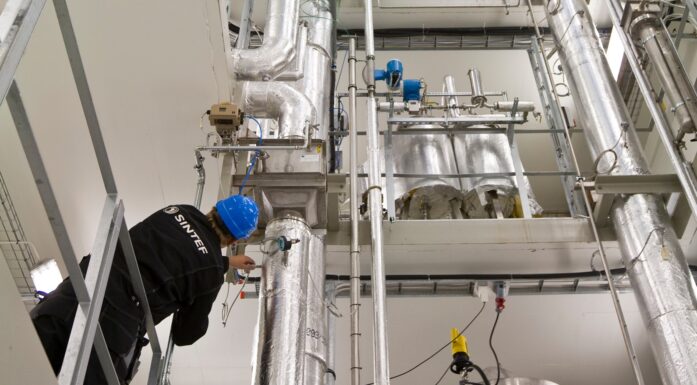 Pilotanlegget til SINTEF skiller ut CO₂ fra en røykgass – altså en blanding av luft og CO₂.