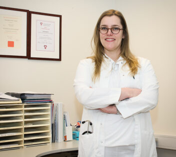 Foto av en kvinne i legefrakk.