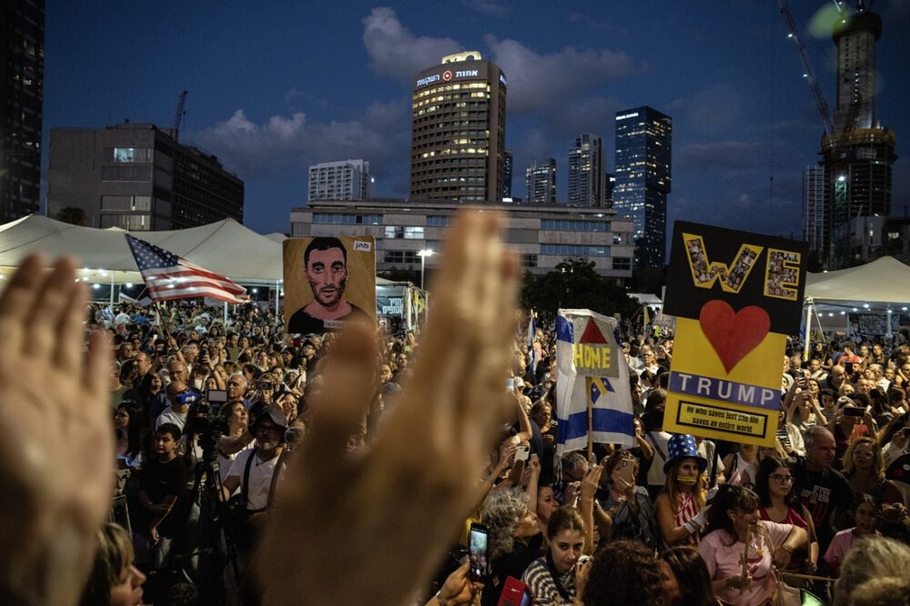 Fredspris. Bildet viser en jublende folkemengde i Tel Aviv.