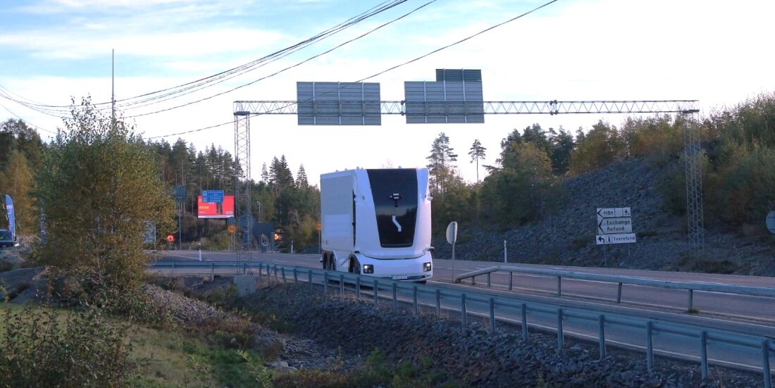 En førerløs lastebil passerer grensa mellom Norge og Sverige