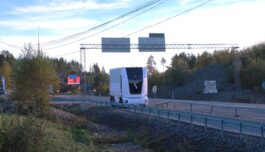 Her kjører lastebilen over grensa – uten sjåfør