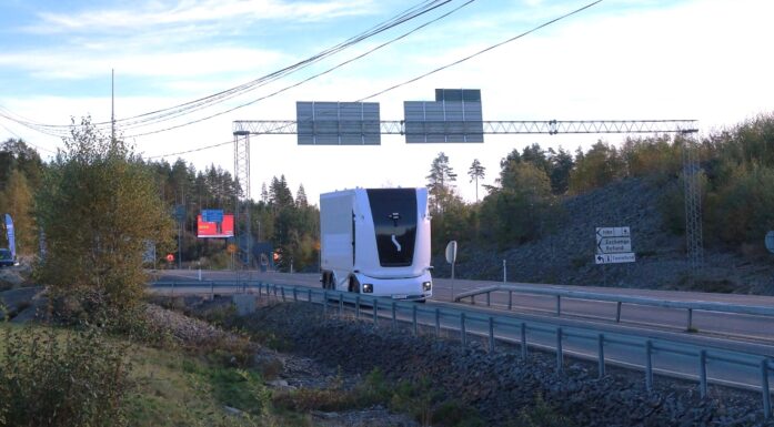 En førerløs lastebil passerer grensa mellom Norge og Sverige