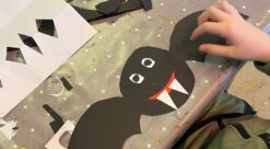 Lidenskapstime. Bildet viser en barnehånd som lager en flaggermus av papir.