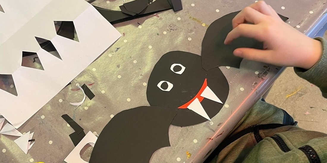 Lidenskapstime. Bildet viser en barnehånd som lager en flaggermus av papir.