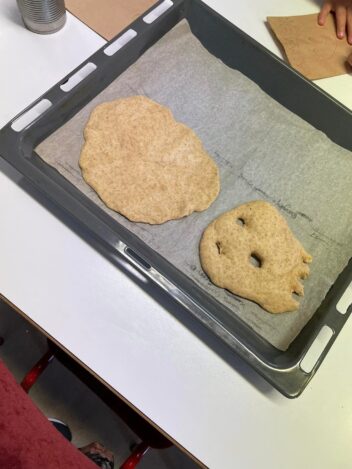 Lindenskapstime. Bildet viser et bakebrett med småkaker.