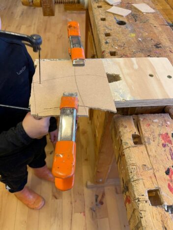 Lidenskapstime. Bildet viser et barn som holder på med håndverk.