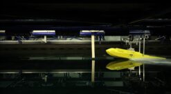 Både skipsmodeller, vindmøller, oljeplattformer og elektrisk drevne vannfly er testet i dette laboratoriet på Tyholt. Bildet er tatt under testing for Elfly AS. Foto: SINTEF