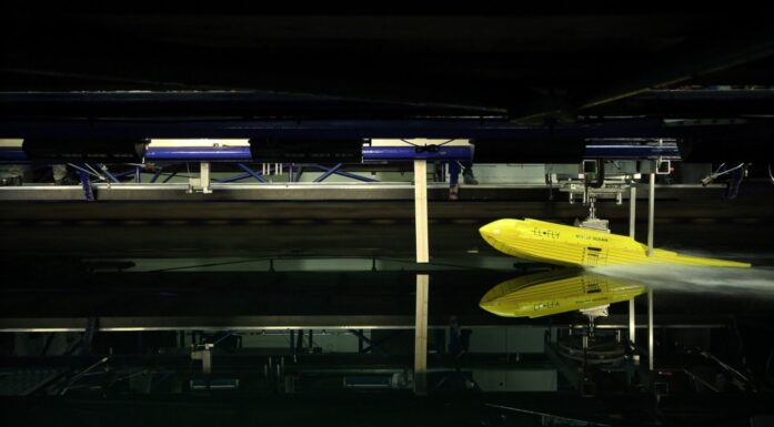 Både skipsmodeller, vindmøller, oljeplattformer og elektrisk drevne vannfly er testet i dette laboratoriet på Tyholt. Bildet er tatt under testing for Elfly AS. Foto: SINTEF