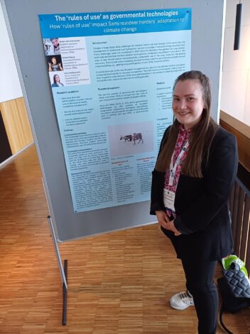 Bildet viser Anna-Laila Danielsen foran en plansje.