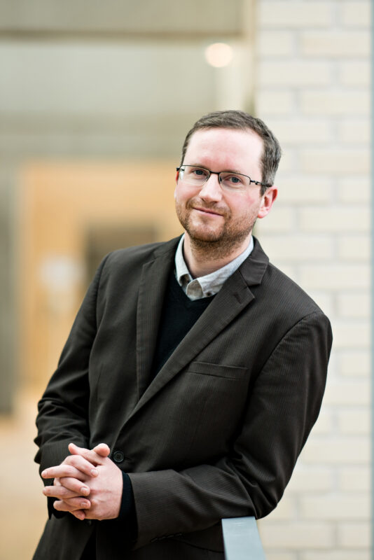 Mann med skjegg i halvfigur mot dus bakgrunn. Bilde til sak om økologiske data og arealplanlegging. Foto: NTNU