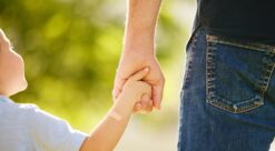 Foreldrefremmedgjøring. Bildet viser et barn som holder farens hånd.