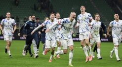 BIldet viser deler av fotballandslaget etter seieren over Italia borte.