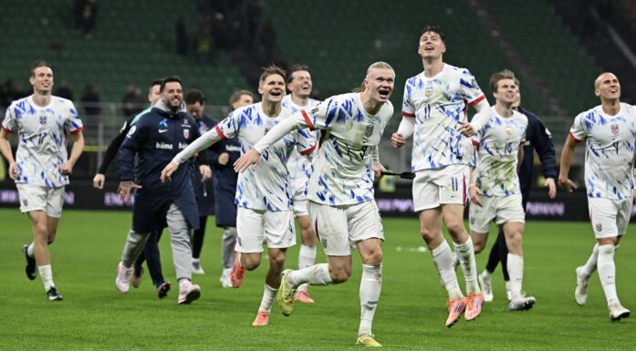 BIldet viser deler av fotballandslaget etter seieren over Italia borte.