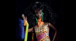 Foto av en mørkhudet Barbie-dukke.