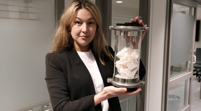 forsker Galina Simonsen i SINTEF viser fram salthydrater - et helt vanlig stoff som spiller nøkkelrollen i et nytt system for varmelagring.