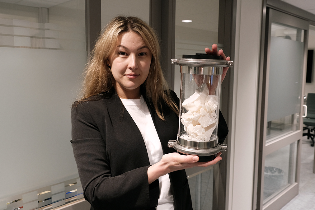 forsker Galina Simonsen i SINTEF viser fram salthydrater - et helt vanlig stoff som spiller nøkkelrollen i et nytt system for varmelagring.