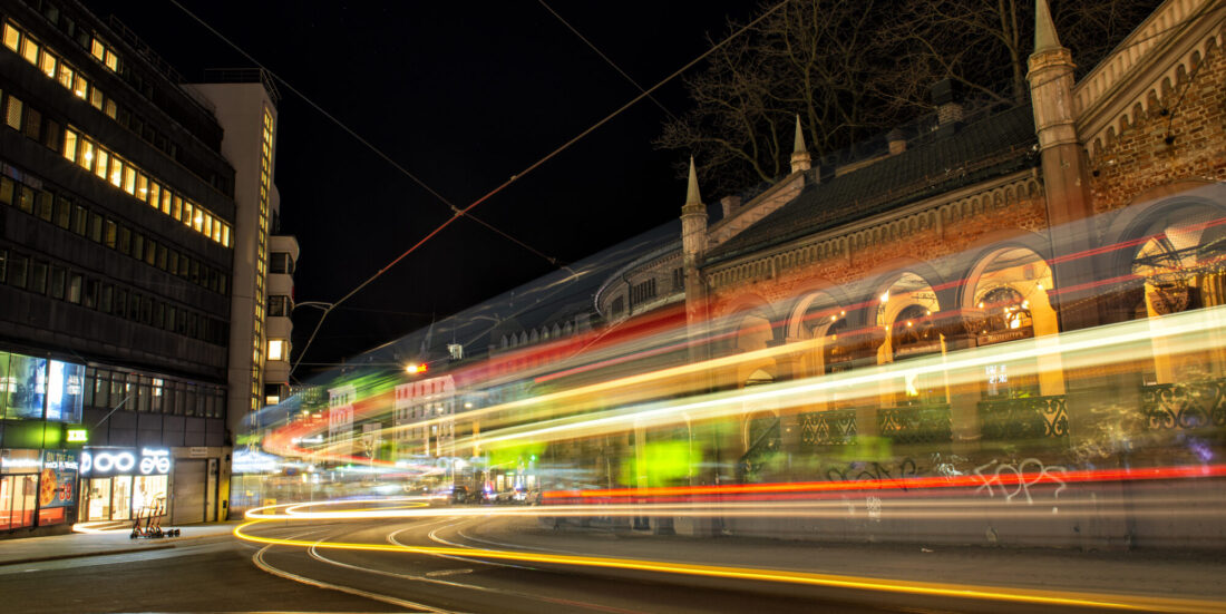 Digitale trusler: Illustrasjonsbilde av trafikk på kvelden i Oslo.