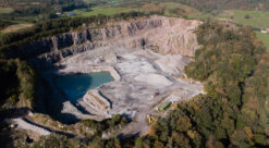 Bilde av utgravd grønt landskap, farget grått. Bilde til artikkel om naturtap og økologiske data